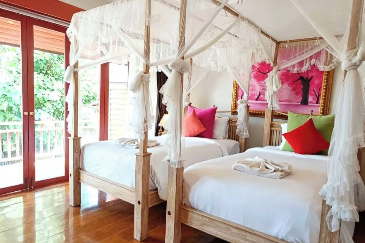 Executive Twin kamer, uitzicht op zwembad | Luxe beddengoed, een kluis op de kamer, een bureau