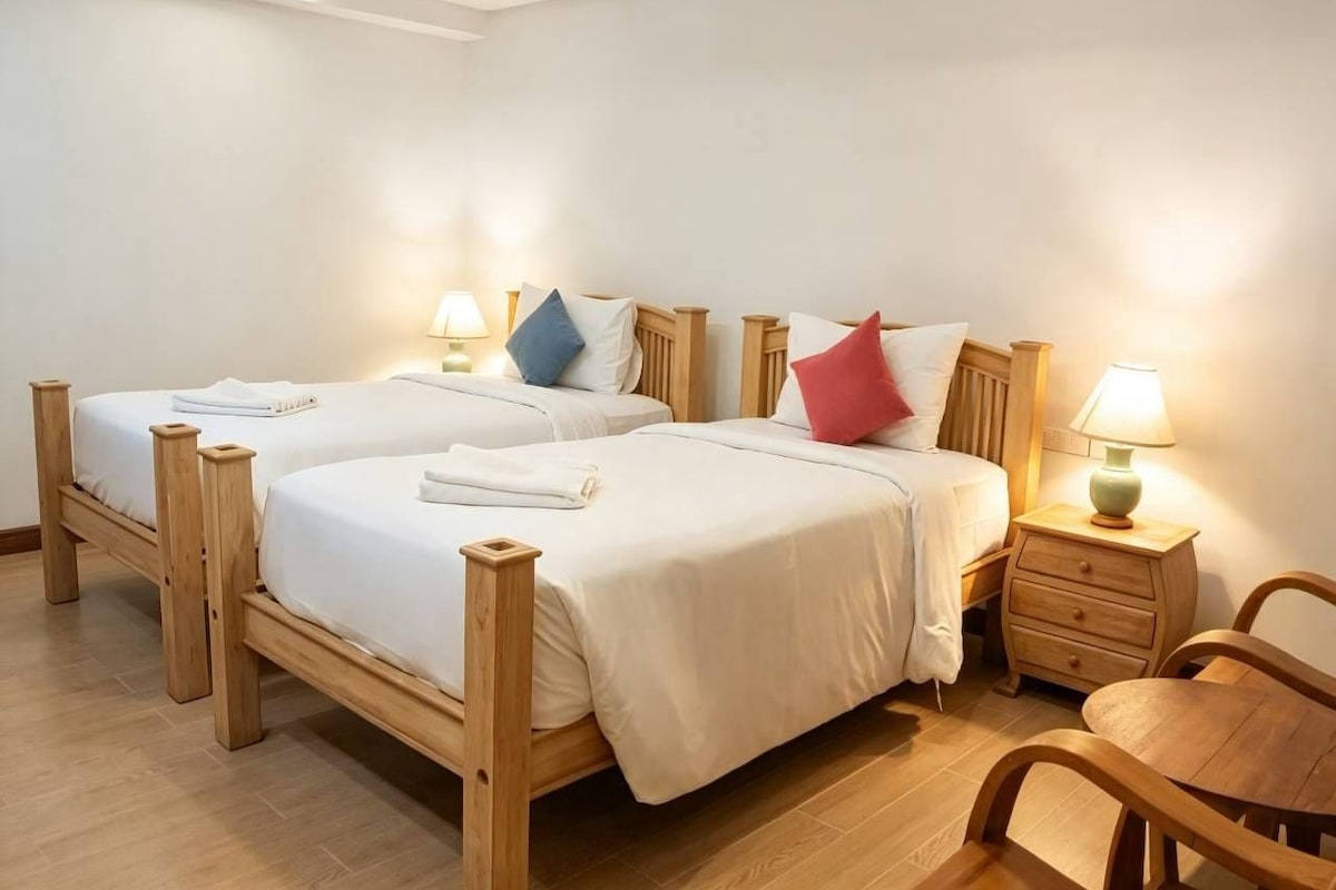 Deluxe Twin kamer | Luxe beddengoed, een kluis op de kamer, een bureau