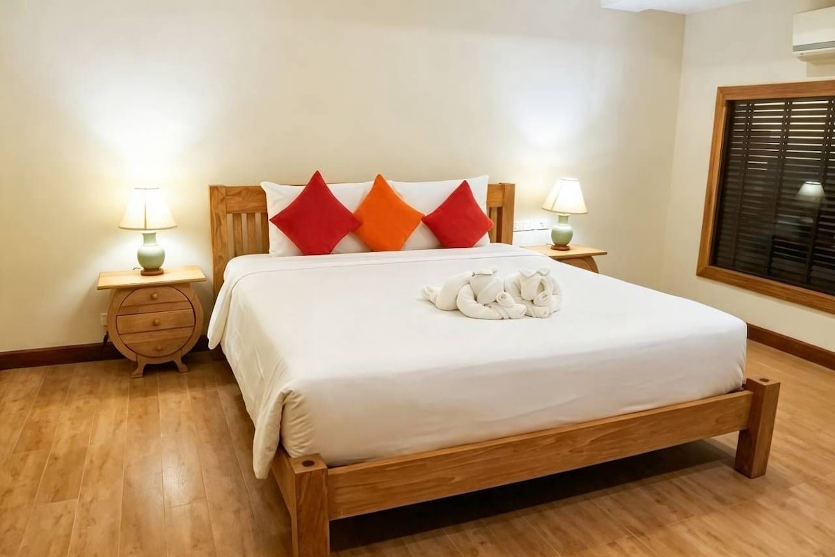 Luxe beddengoed, een kluis op de kamer, een bureau