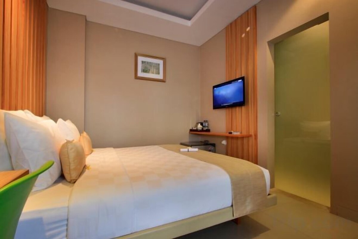 In-room safe, desk, blackout drapes, WiFi (free)