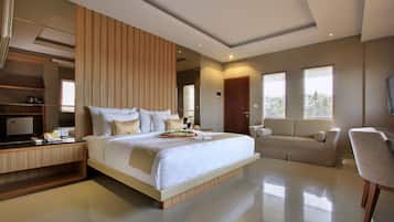 Brankas, meja kerja, tirai kedap cahaya, dan Wi-Fi gratis