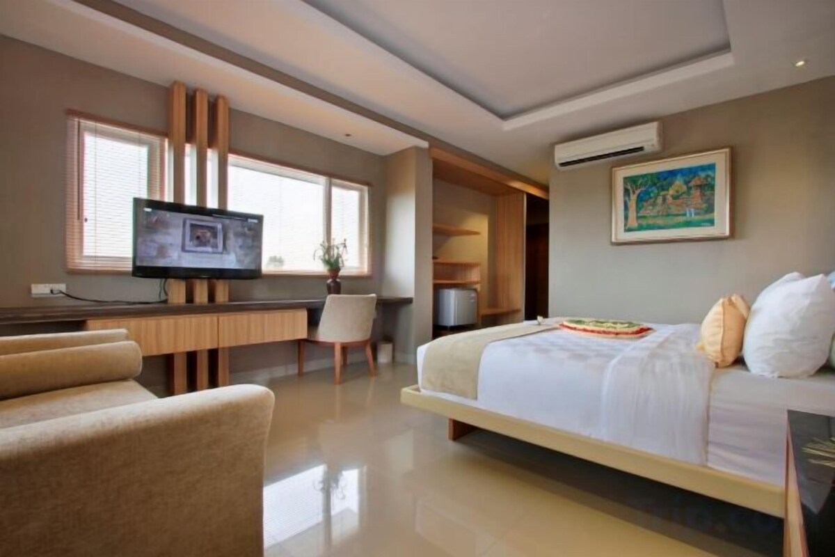 In-room safe, desk, blackout drapes, WiFi (free)