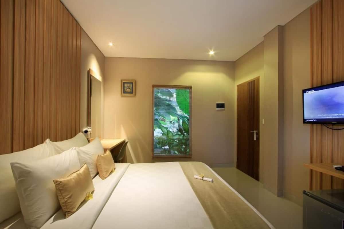 Deluxe Double Room | Peti besi dalam bilik, meja, langsir/tirai gelap terus, Wi-fi percuma