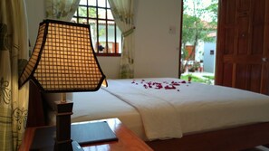 Minibar, bàn, giường gấp/giường phụ (phụ phí) 