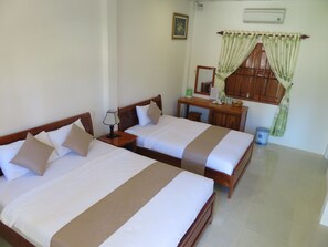 Familie bungalow, uitzicht op tuin | Een minibar, een bureau, extra bedden (toeslag), gratis wifi