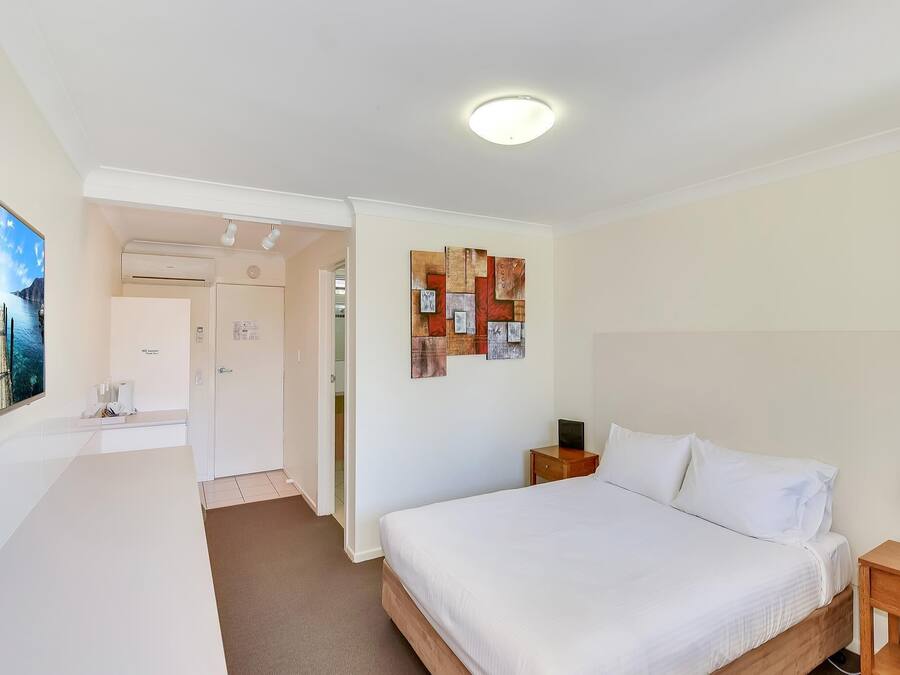 Studio Queen | Minibar, desk, iron/ironing board, free WiFi