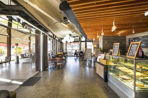 Serveert ontbijt, lunch, diner, internationale gerechten 