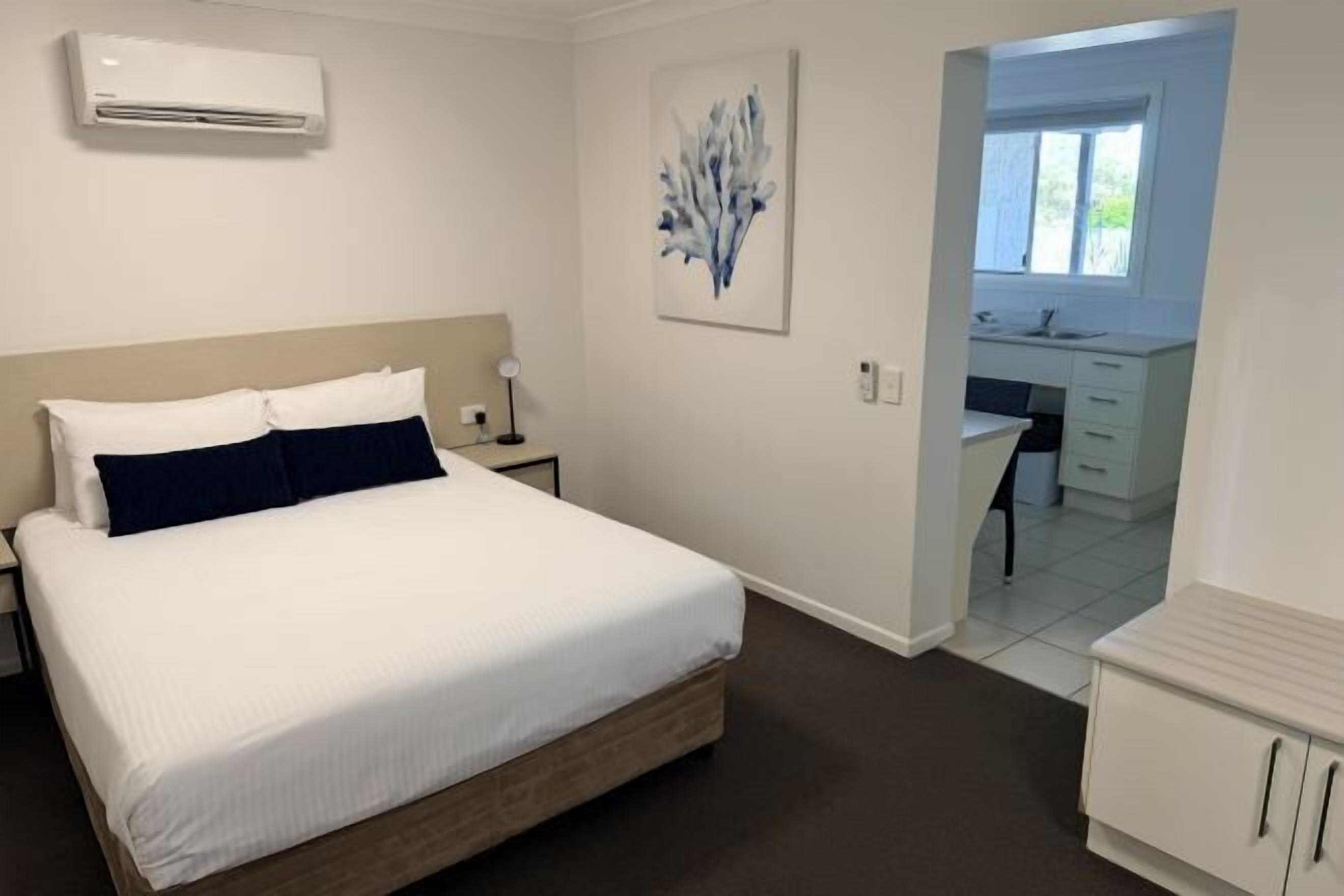 Een minibar, een bureau, een strijkplank/strijkijzer, gratis wifi