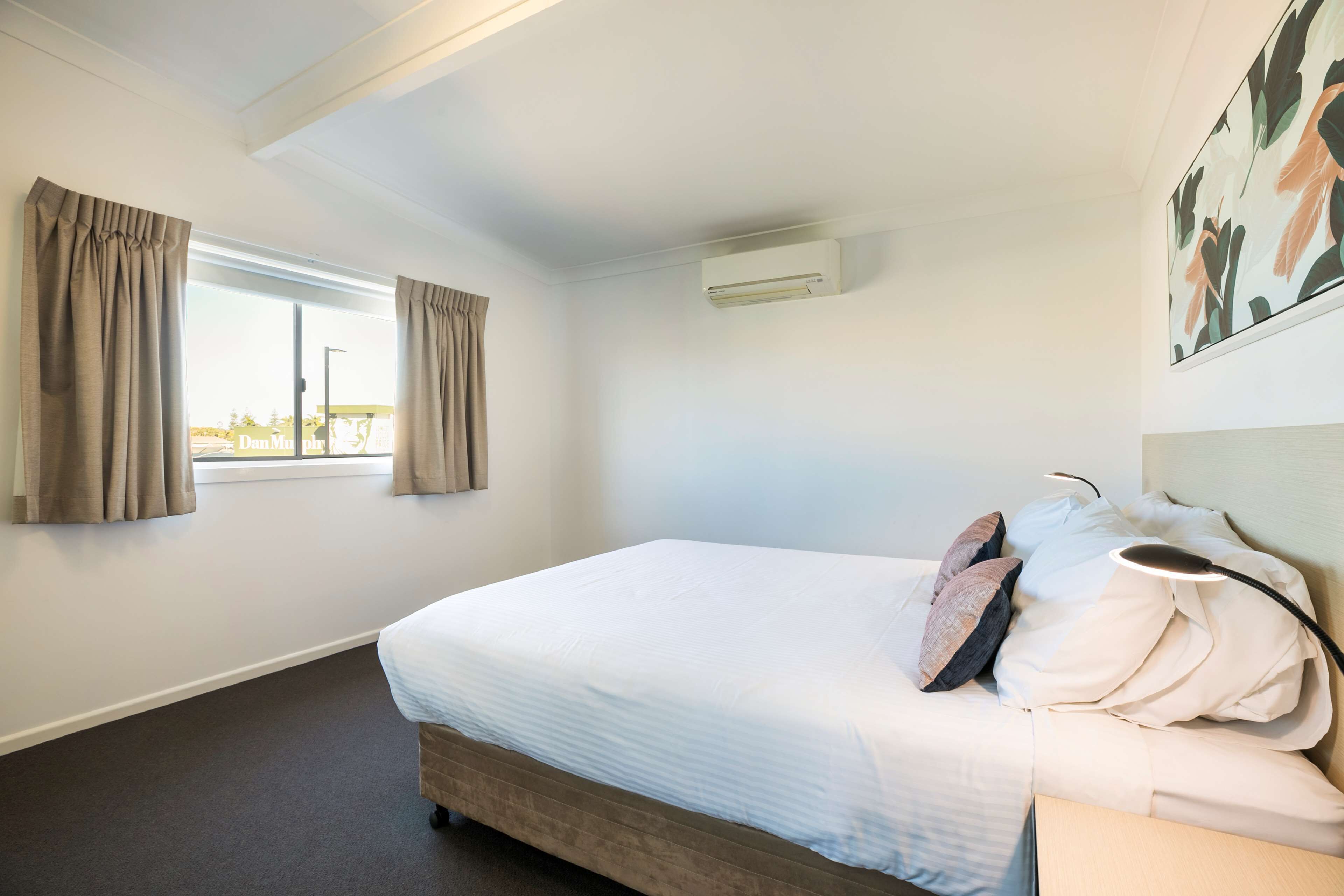 Apartamento, 2 quartos | Frigobar, escrivaninha, ferros/tábuas de passar roupa, Wi-Fi de cortesia