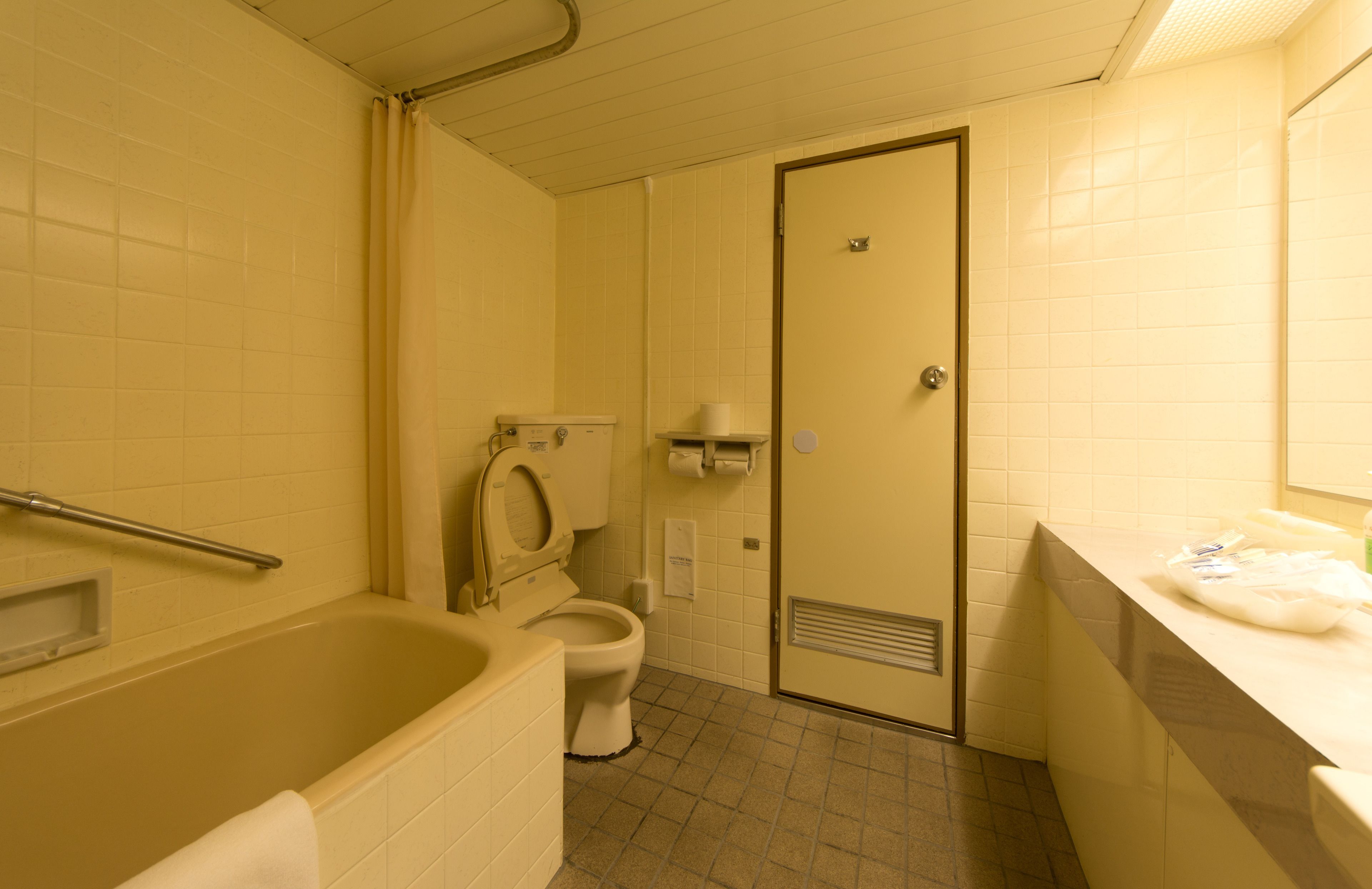 Ein Badezimmer mit Badewanne, Toilette und Waschbecken.