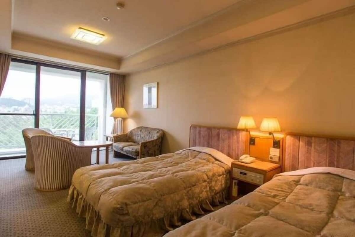 Caja de seguridad en la habitación y ropa de cama