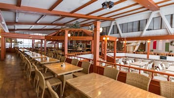 2 restaurantes; se sirven desayunos, almuerzos, cenas y cocina francesa