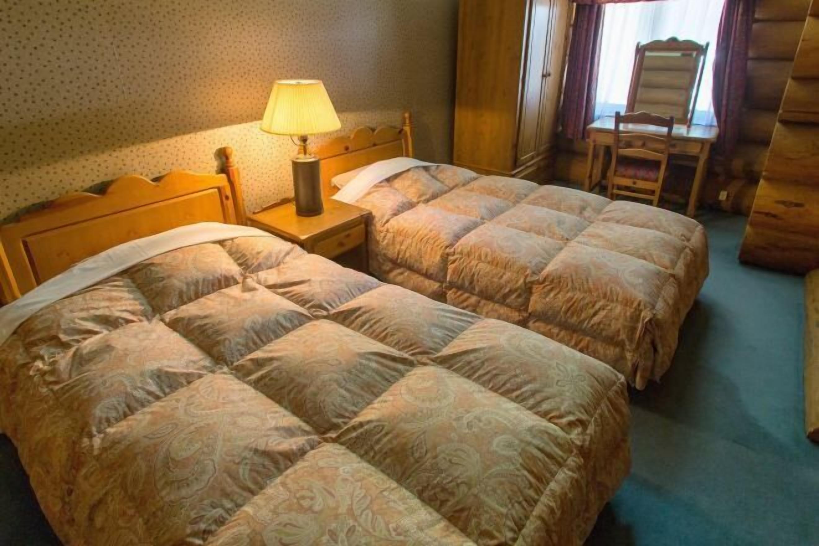 Caja de seguridad en la habitación y ropa de cama 