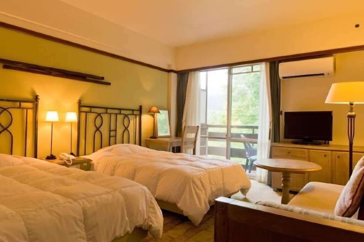 Caja de seguridad en la habitación y ropa de cama