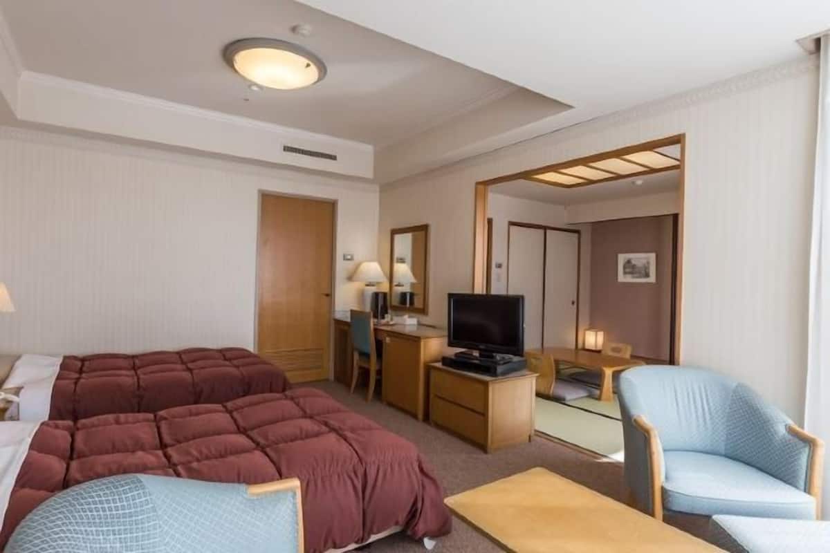 Caja de seguridad en la habitación y ropa de cama