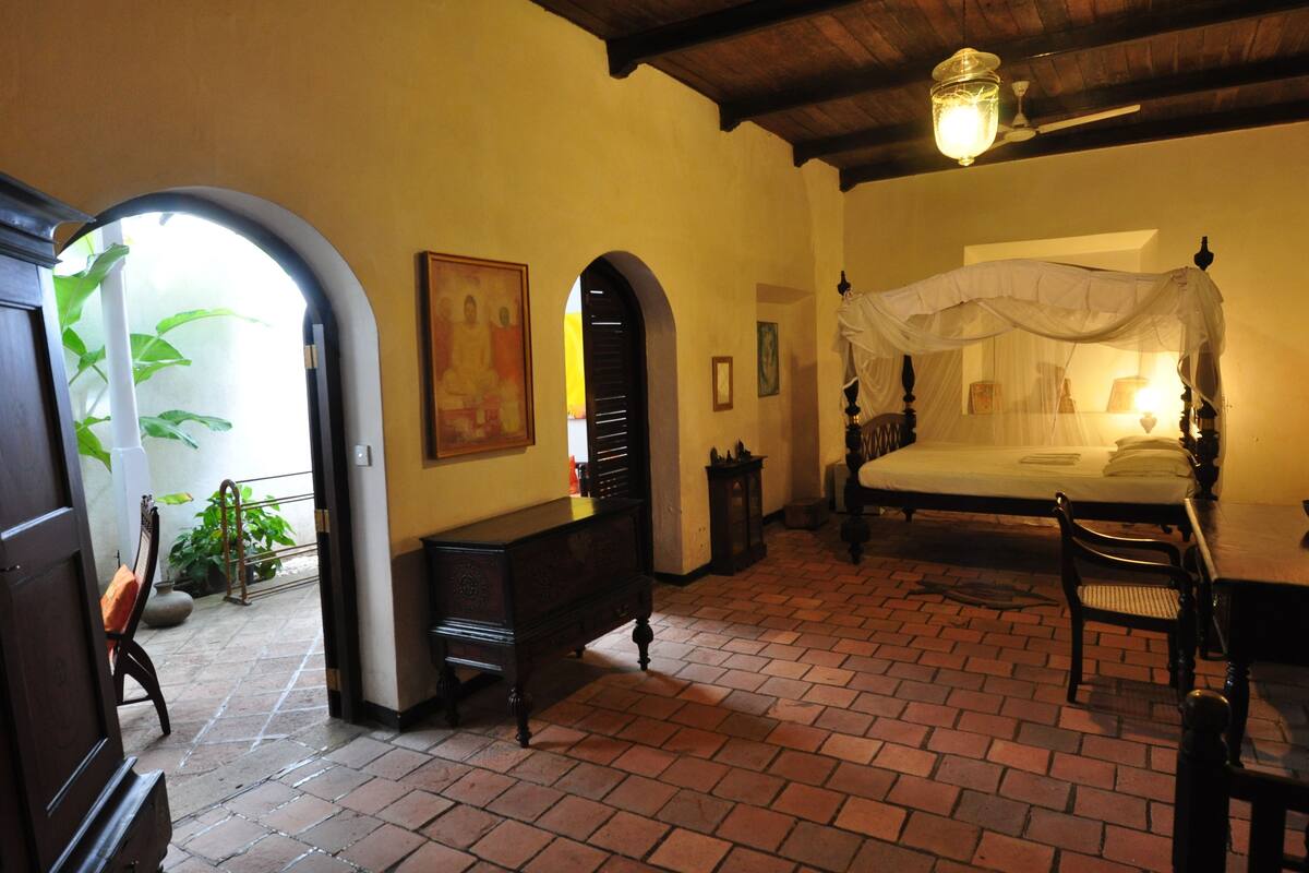 Suite | Minibar, desk, iron/ironing board (on request), WiFi (free)