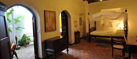 Suite | Minibar, desk, iron/ironing board, free WiFi