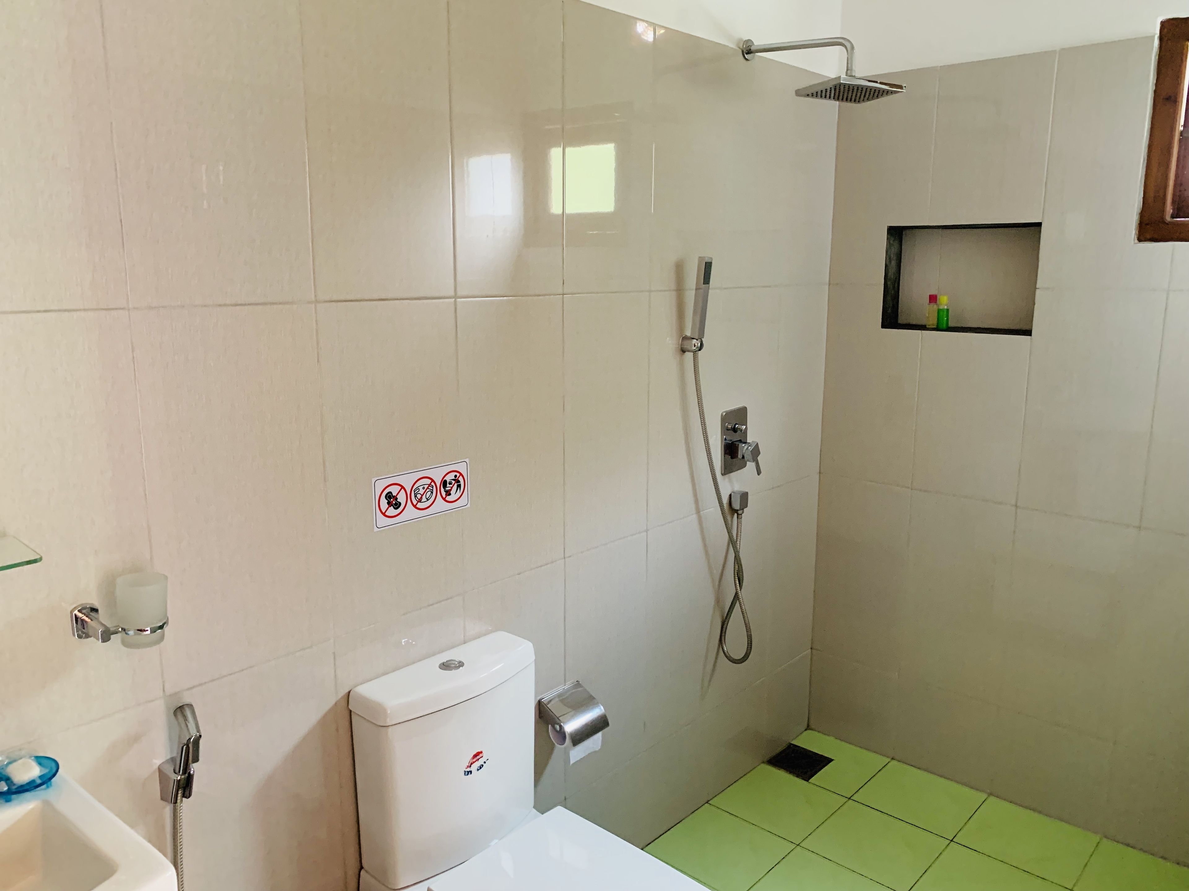 Un baño con inodoro, ducha y lavamanos.