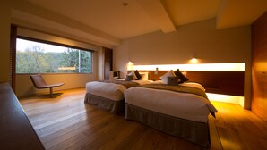 A modern bedroom with two beds, a desk, and a chair. - Bourou NOGUCHI Noboribetsu - Adult Only (Noboribetsu)