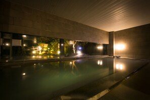 Indoor spa tub