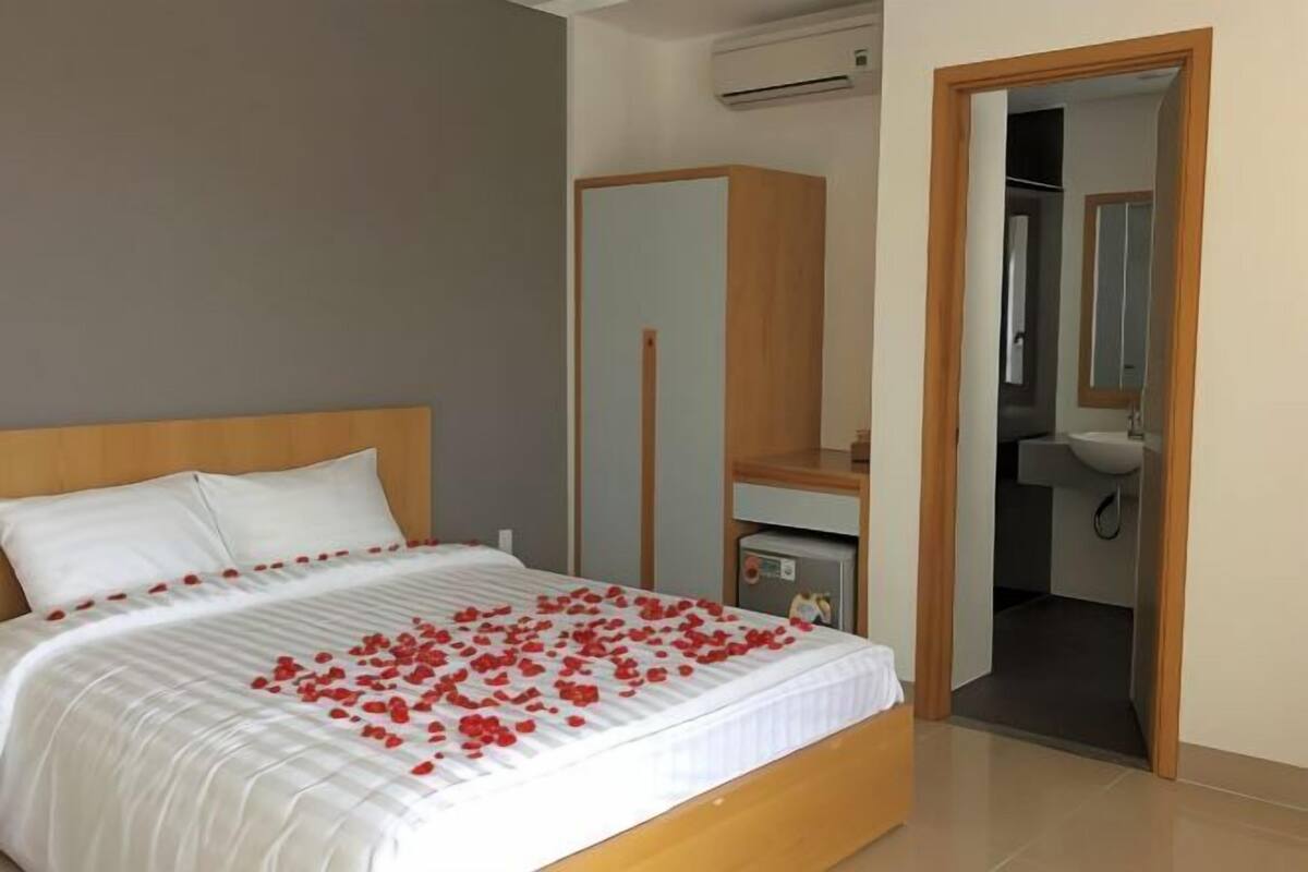 Premium bedding, memory-foam beds, minibar, desk