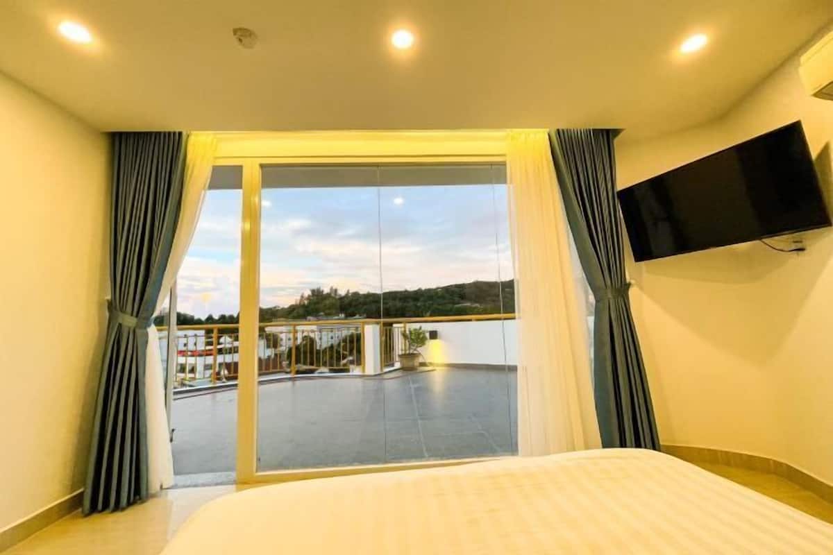 Premium bedding, memory foam beds, minibar, desk
