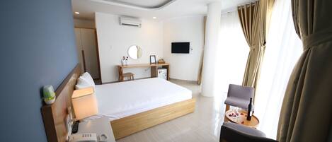 高档床上用品、记忆海绵床垫、迷你吧、办公桌