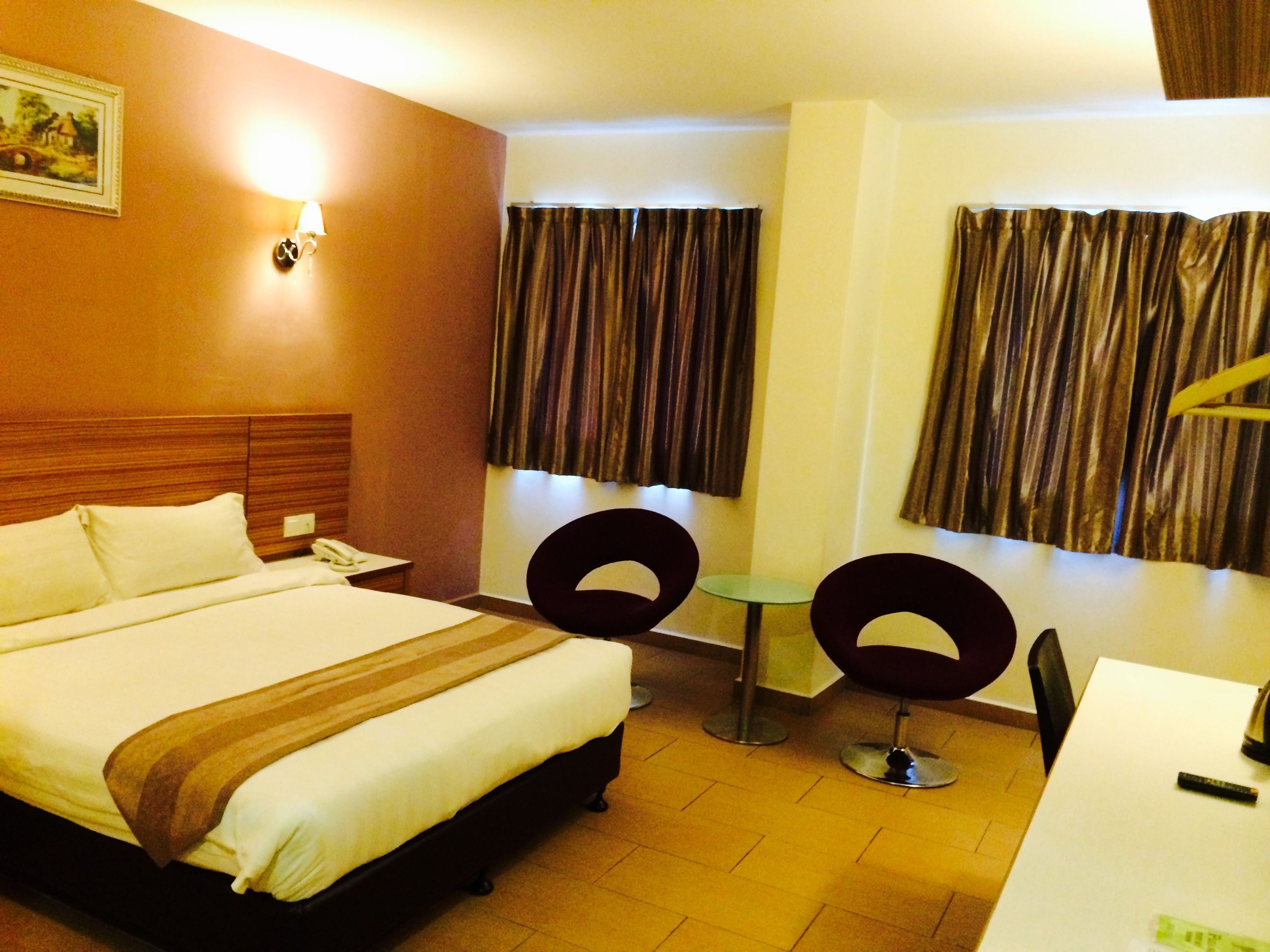 Deluxe Queen | Desk, free WiFi, bed sheets