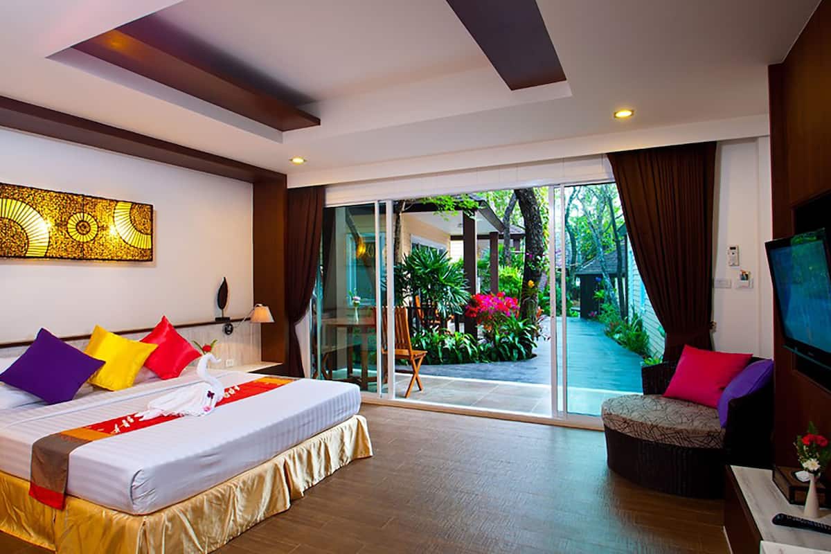 deluxe room | minibar, in-room safe, desk, iron/ironing board