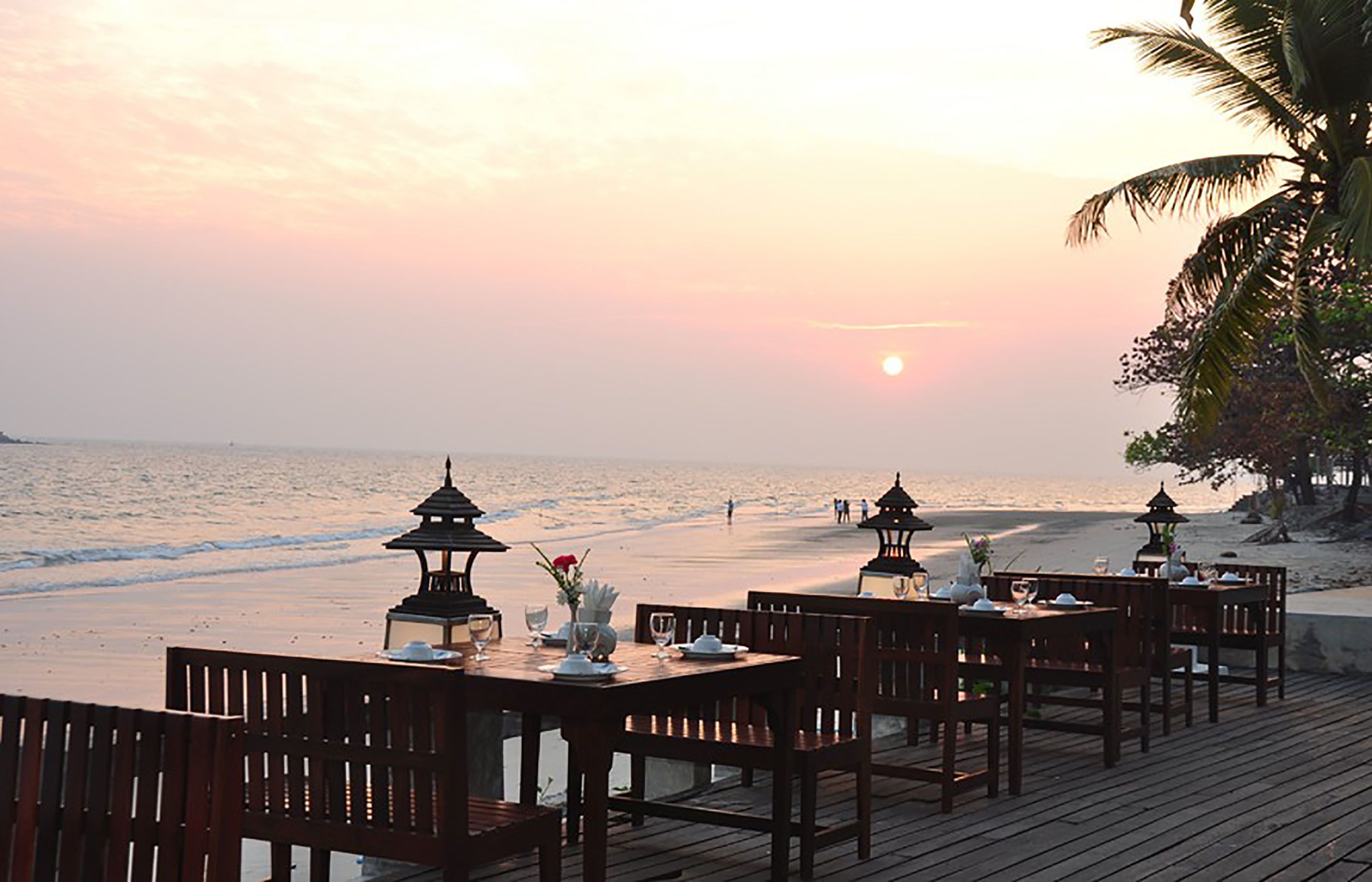 breakfast, lunch, dinner served; seafood