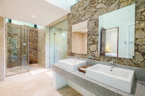 Suite de luxe, 1 llit de matrimoni gran, piscina privada, vistes al riu | Bany | Banyera i dutxa independents i banyera d'hidromassatge 