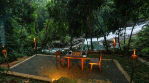 Lunch and dinner served, international cuisine