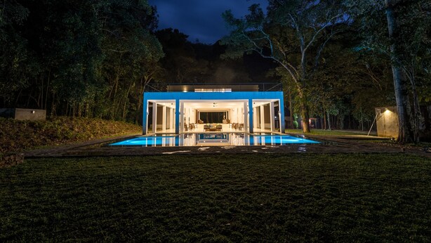 A modern house with a pool, surrounded by trees. - Palmstone Retreat - Kithulgala (Kithulgala)