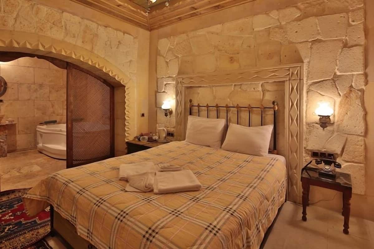 Deluxe Double Room, Jetted Tub, City View | Individually decorated, individually furnished, iron/ironing board