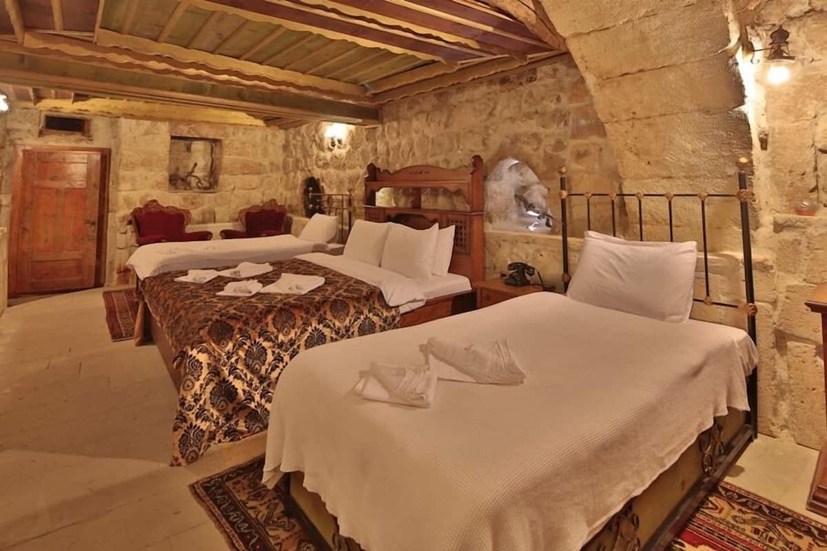 Habitació quàdruple, banyera d'hidromassatge (Cave) | Planxa i posts de planxar, bressols gratuïts i llits addicionals 