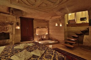 Superior-Suite, Whirlpool (Cave) | Individuell dekoriert, individuell eingerichtet, Bügeleisen/Bügelbrett