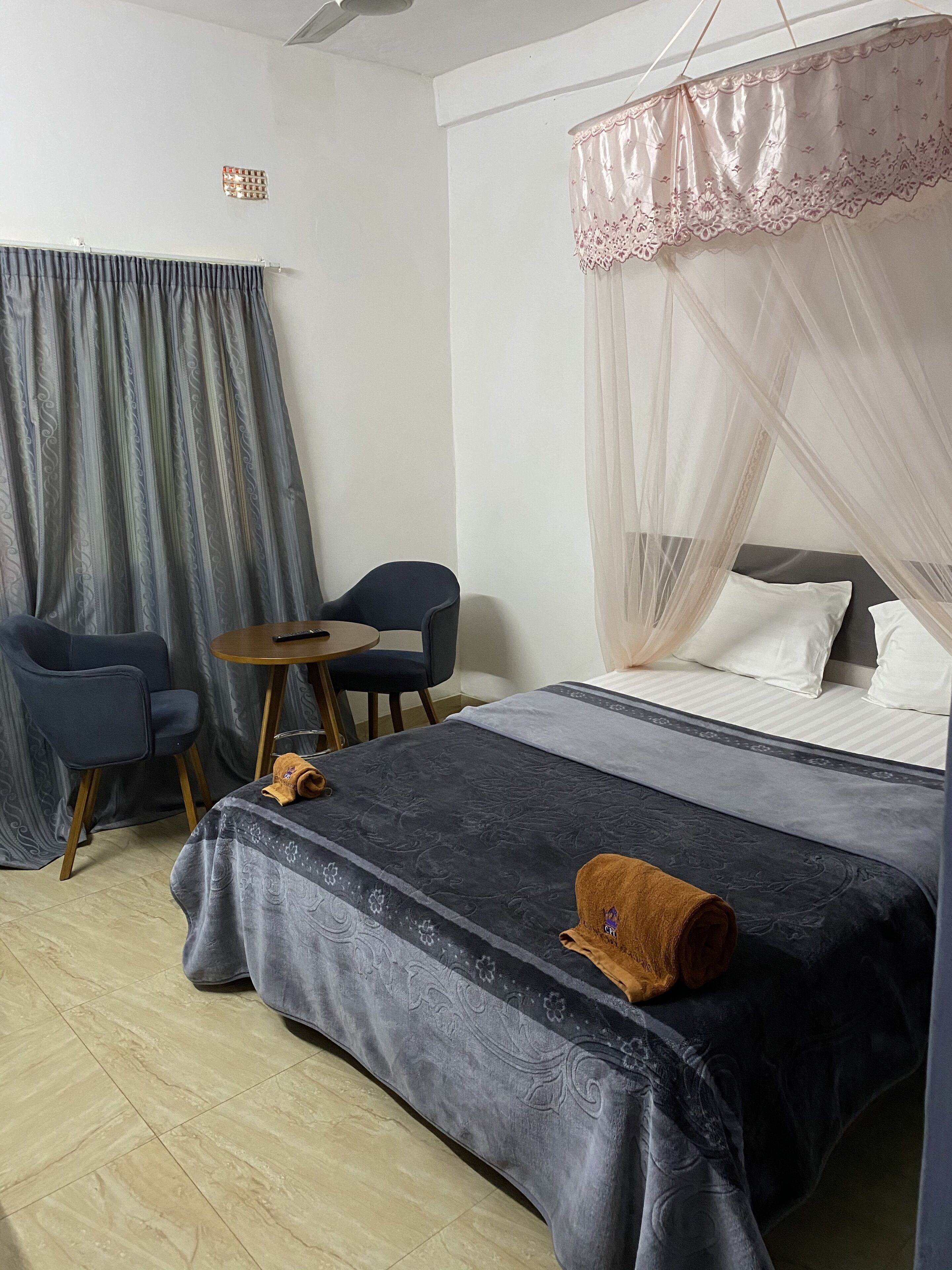 Habitación Deluxe | Caja de seguridad en la habitación y escritorio 