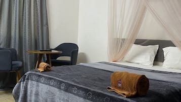 Caja de seguridad en la habitación y escritorio