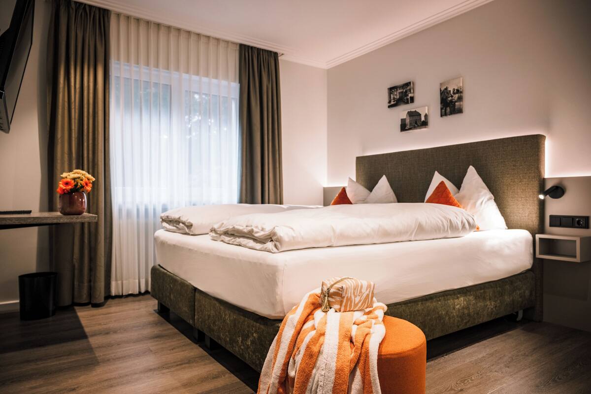 Standard Room | Premium bedding, down comforters, in-room safe, laptop workspace