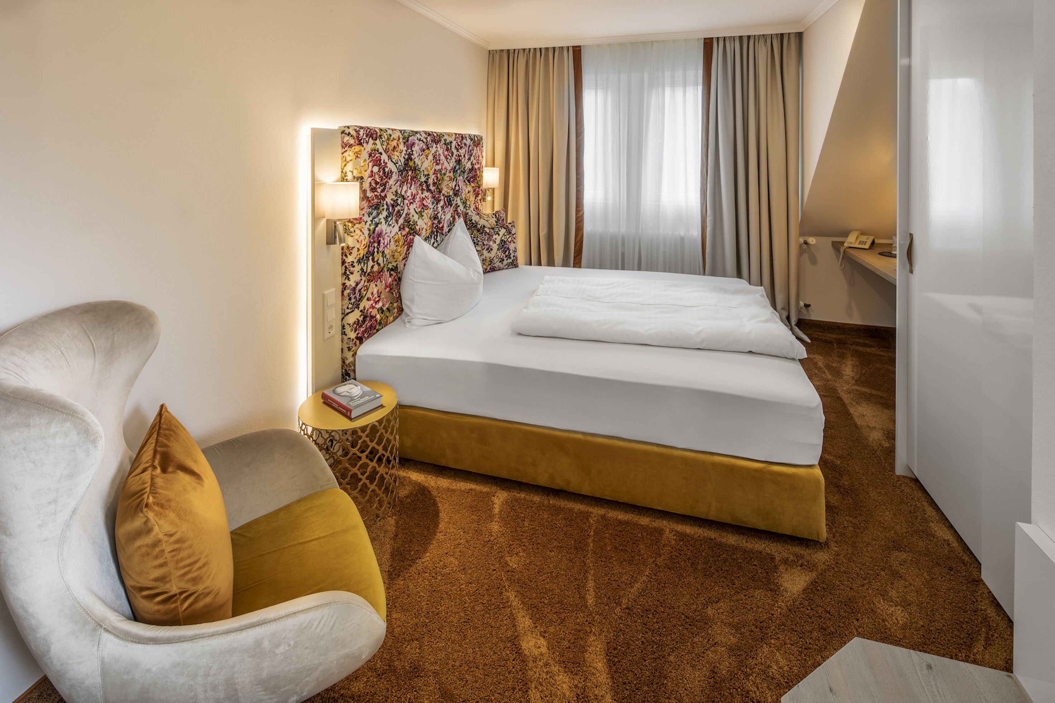 classic room | premium bedding, down duvets, in-room safe, laptop workspace