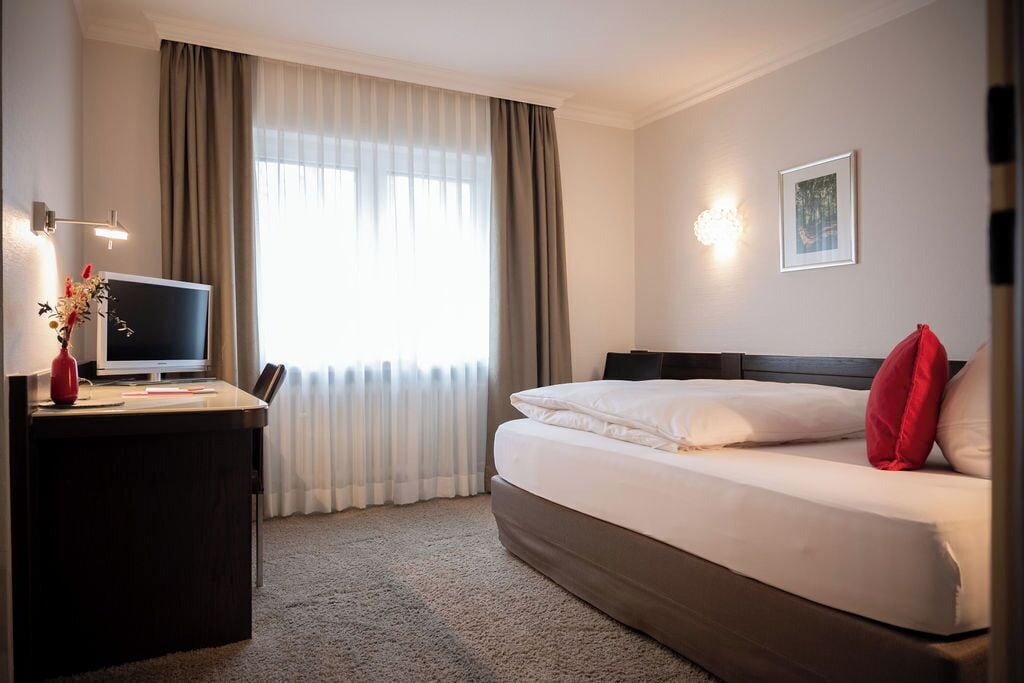 standard room | premium bedding, down duvets, in-room safe, laptop workspace