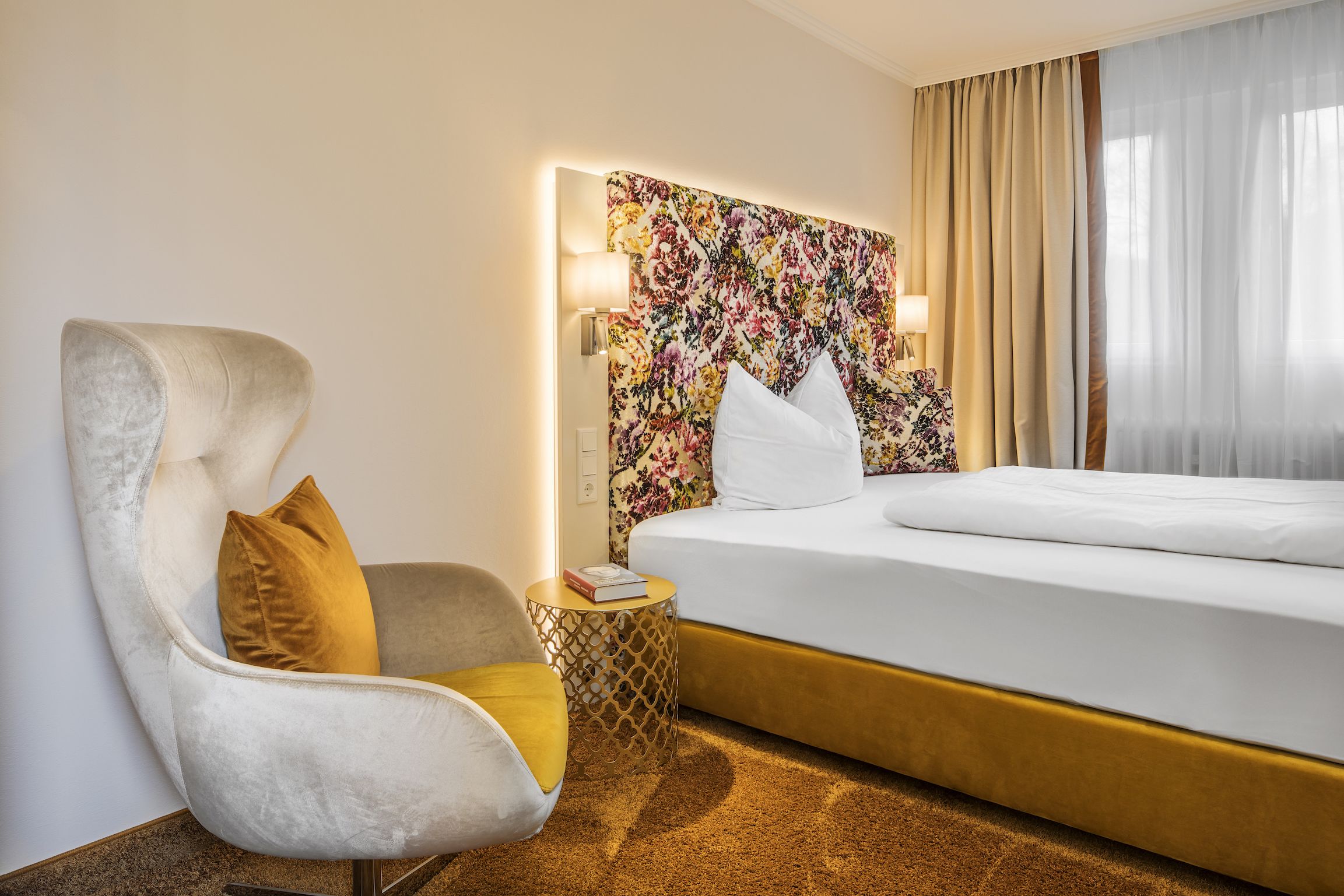 classic room | premium bedding, down duvets, in-room safe, laptop workspace