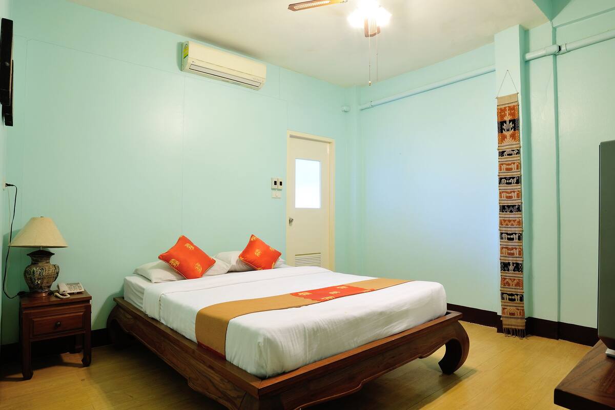 Standard Room - No Window | Desk