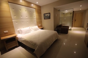 Minibar, caja de seguridad en la habitación y escritorio 