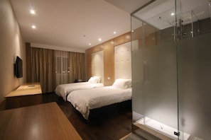 Minibar, caja de seguridad en la habitación y escritorio