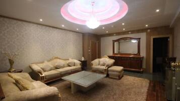 Superior-Suite, 1 King-Bett | Wohnbereich | Flachbildfernseher
