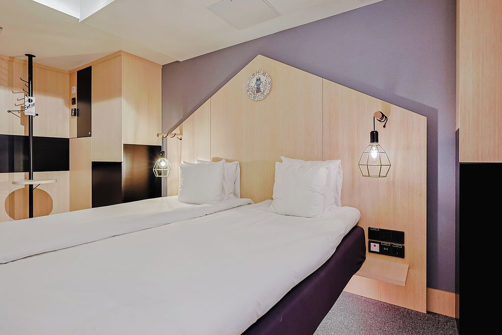 queen room, no windows | soundproofing, cots/infant beds, free wifi