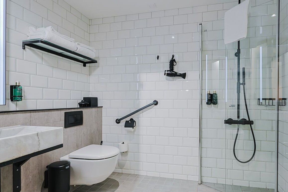 shower, free toiletries, towels