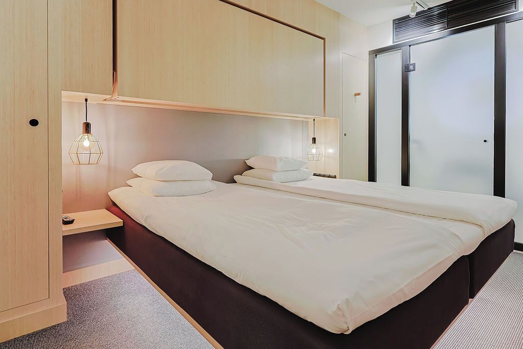 family room, no windows | soundproofing, cots/infant beds, free wifi