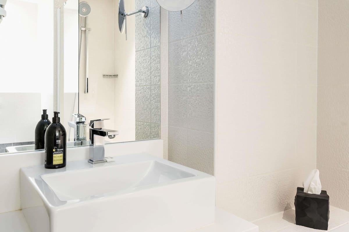 Premium bedding, in-room safe, desk, blackout drapes